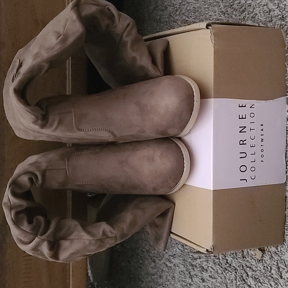 Journee collection boots